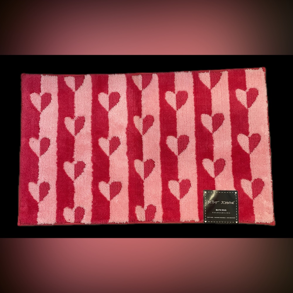 NWT Betsey Johnson 20in x 32in Valentines Day Pink Heart Bath Mat